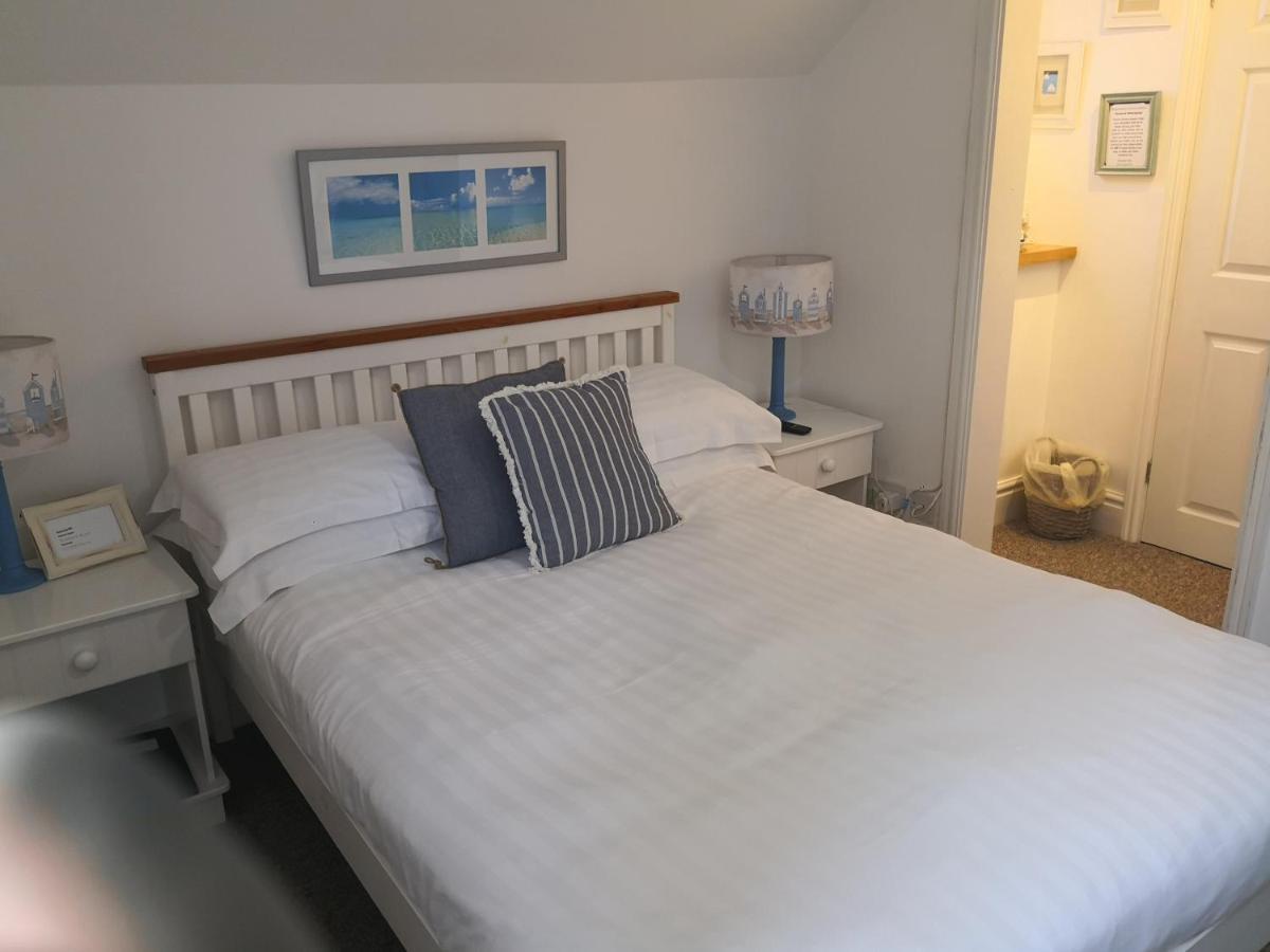 Sunset Guest House Hunstanton Zewnętrze zdjęcie A bedroom at the Old Ship Hotel