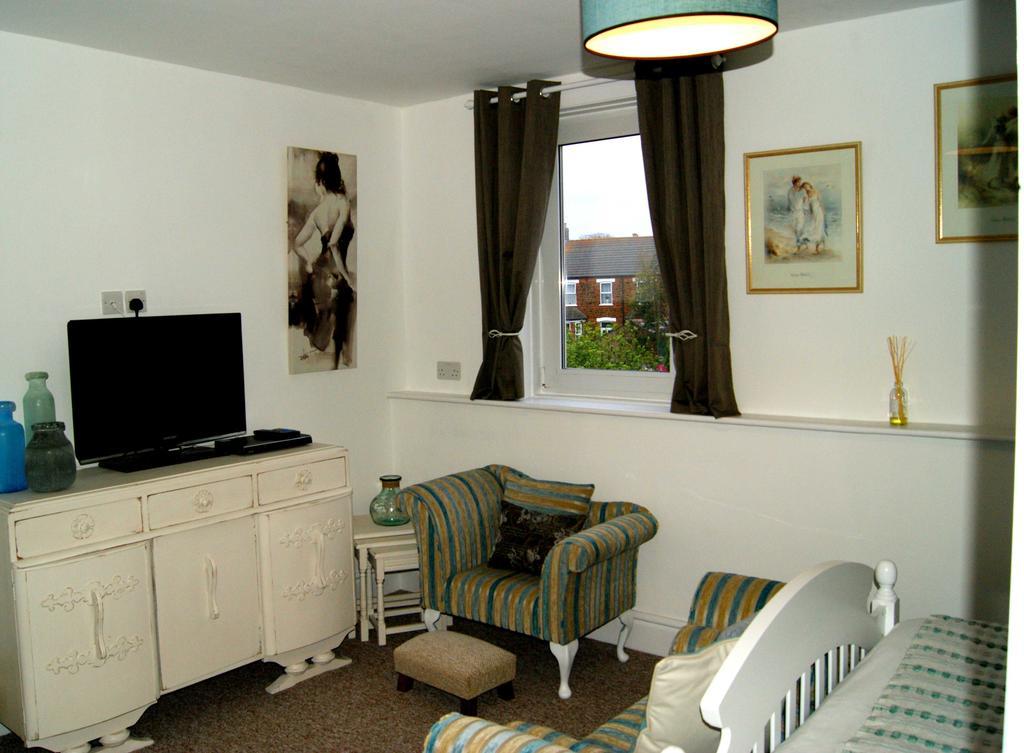 Sunset Guest House Hunstanton Zewnętrze zdjęcie A typical bedroom in a UK HMO