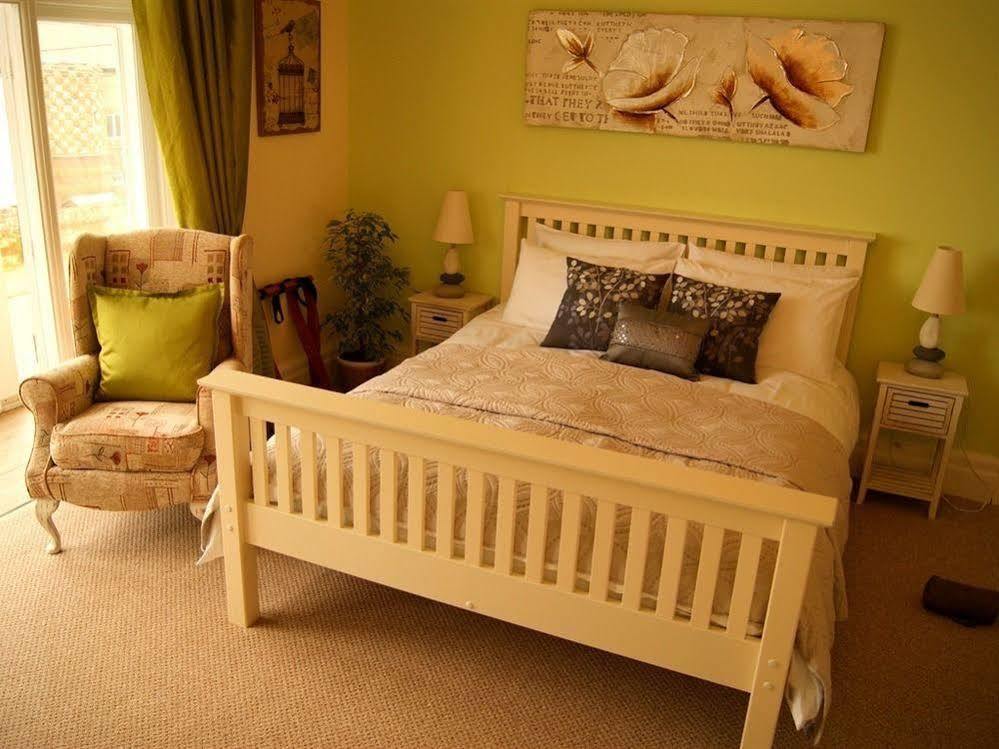 Sunset Guest House Hunstanton Zewnętrze zdjęcie A bedroom in a bed and breakfast in England